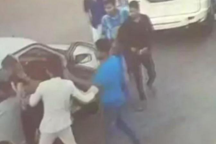 کتک کاری پسر سیاستمدار محلی در خیابان خبرساز شد! فیلم