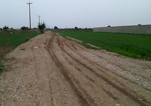 چشم‌انتظاری ساکنان روستای "ایستادگی" برای آسفالت جاده + فیلم