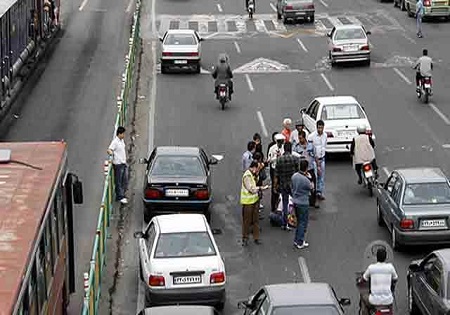بی احتیاطی جان دو عابر پیاده را گرفت/ عابرین پیاده هیچ عنوان از عرض بزرگراه عبور نکنند