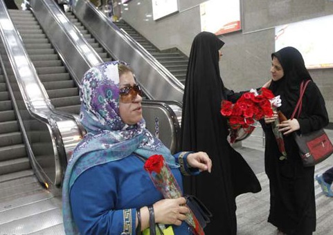اهدای گل به تهرانی&zwnj;ها در ایستگاه&zwnj;های منتخب مترو