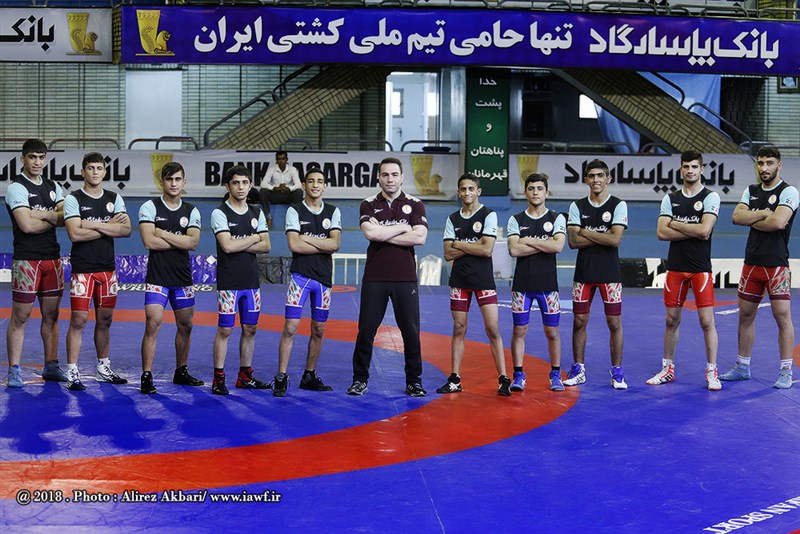 فرنگی کاران نوجوان بامداد سه شنبه به کشور باز می گردند