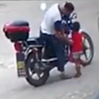 لحظه ربوده شدن دختر 3 ساله در مقابل پدرش + فیلم//