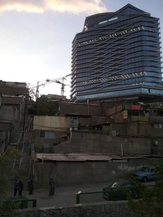 همسایگی کاخ و کوخ در یکی از گرانترین محلات تهران