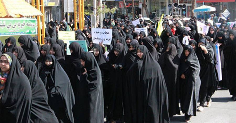 صد‌ها نفر از بانوان شهر تربت حیدریه در راهپیمائی عفاف و حجاب شرکت کردند