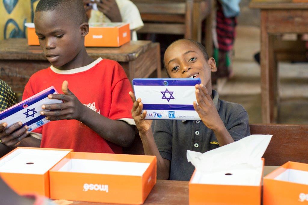 رژیم کودک&zwnj;کُش صهیونیستی به دانش&zwnj;آموزان نیجریایی تبلت می&zwnj;دهد!