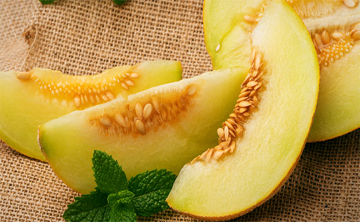 برداشت گرمک میوه ای خوش مزه و خوشبو در گرمای منوجان&nbsp;