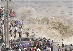 غرق شدن یک خودرو در جاده + فیلم