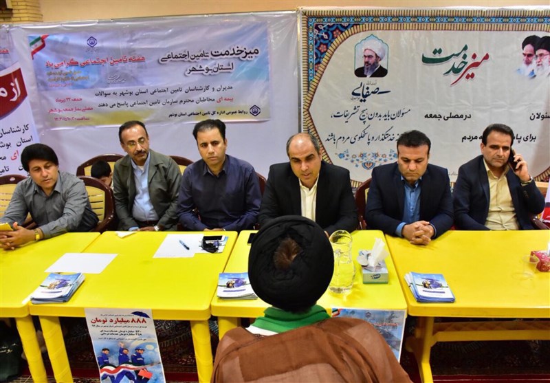 میز خدمت در مصلی جمعه بوشهر و پاسخگوی مدیران اداره تامین اجتماعی