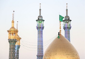 پرچم گنبد حرم کریمه اهل بیت (س) در شب میلاد تعویض شد