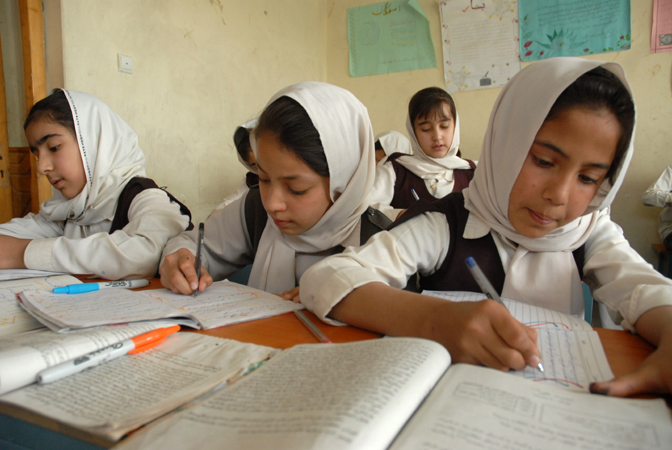 معضل کمبود کتاب و آموزگار در مکاتب هرات