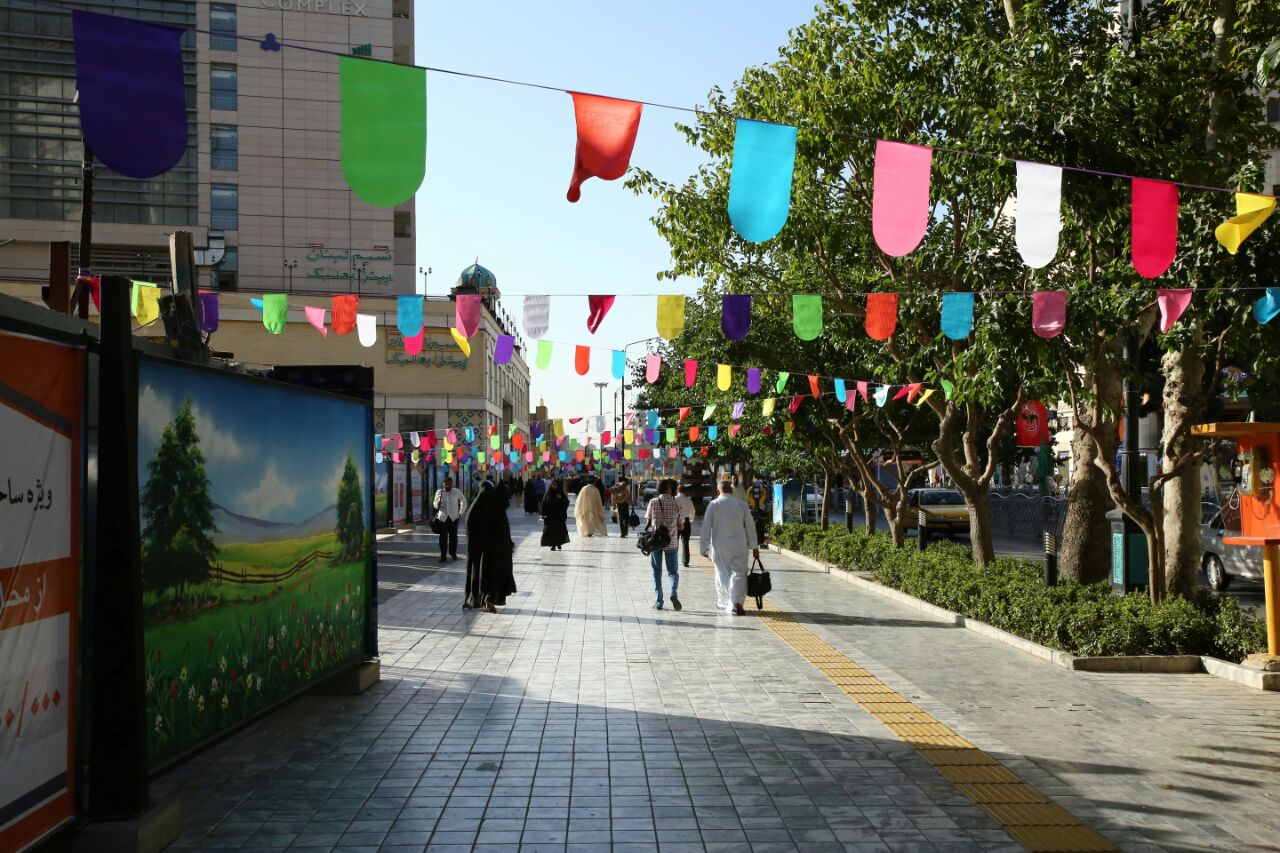 خیابان‌های منتهی به حرم رضوی در دهه کرامت نورانی شدند