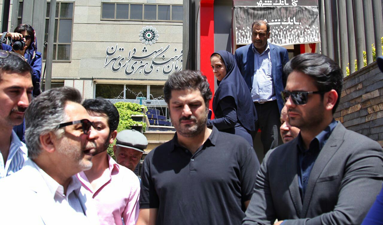 تجمع بازیگران و عوامل فیلم سینمایی دشمن زن مقابل شهرداری