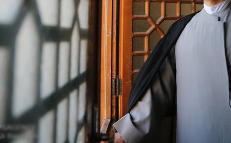 ماجرای &laquo;شاه کلید&raquo; یک روحانی و جوان گرفتار!+فیلم