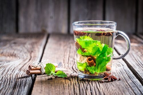 مقابله با بوی بد دهان با 3 دهان&zwnj;شویه طبیعی