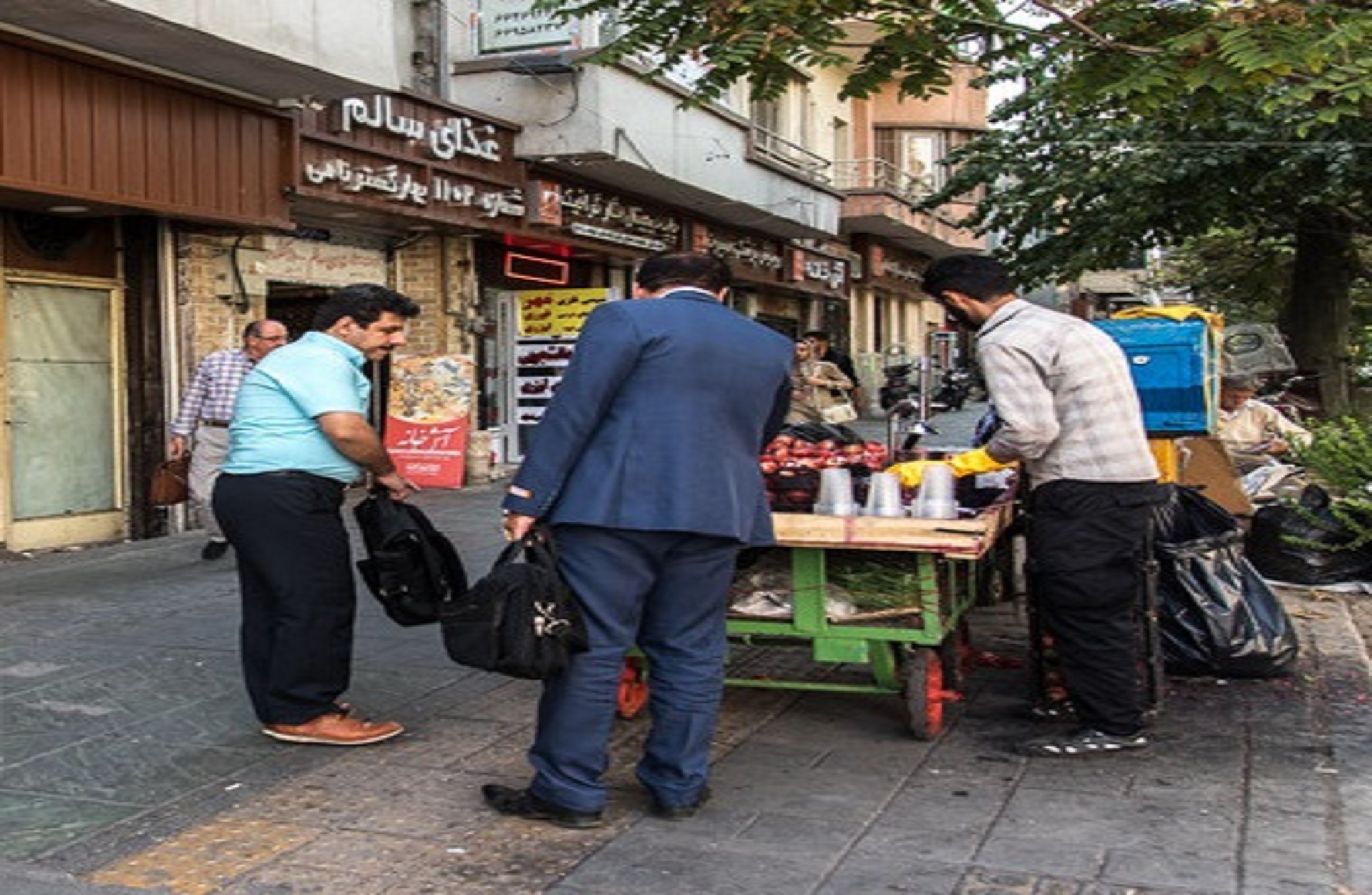 آبمیوههایی که بیماری به خورد مشتری میدهند آبمیوههایی که بیماری به خورد مشتری میدهند