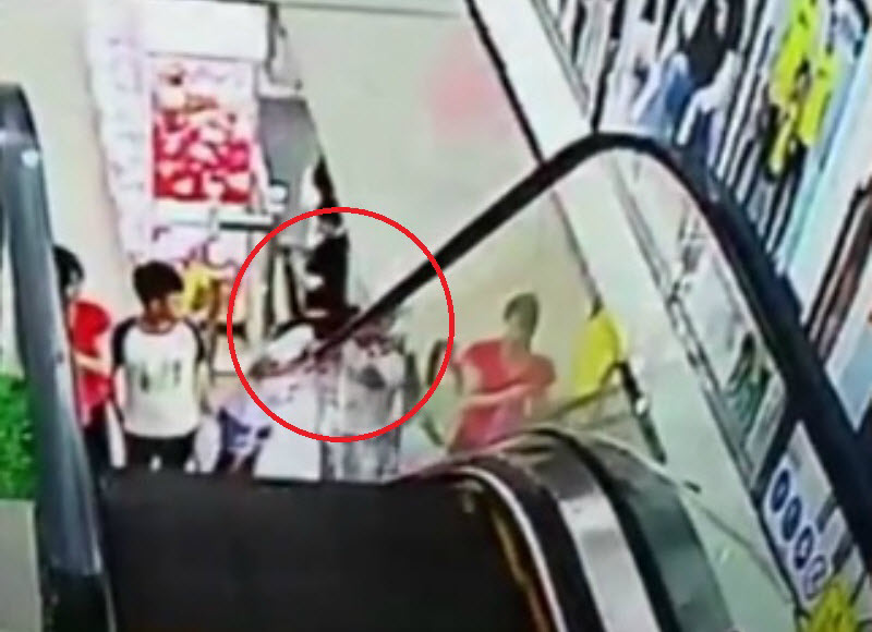 لحظه گیر کردن سر دختر خردسال در پله برقی ! + فیلم//