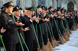 حال و هوای حرم امام رضا (ع) از منظر خادمان آن حضرت + فیلم
