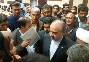 رفتار عجیب یکی از همراهان وزیر ورزش + فیلم