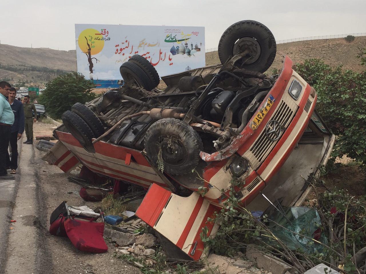 واژگونی مینی بوس در جاده‌های مشهد ۱۴ مصدوم بر جای گذاشت