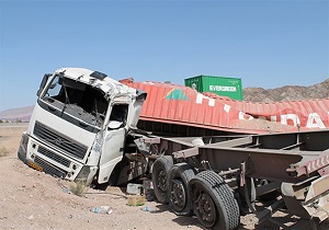 مصدوم شدن ۴ نفر در واژگونی کامیون