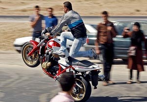 عاقبت حرکات نمایشی با موتور/ مرگ دو نفر در اثر تصادف شاخ به شاخ + فیلم