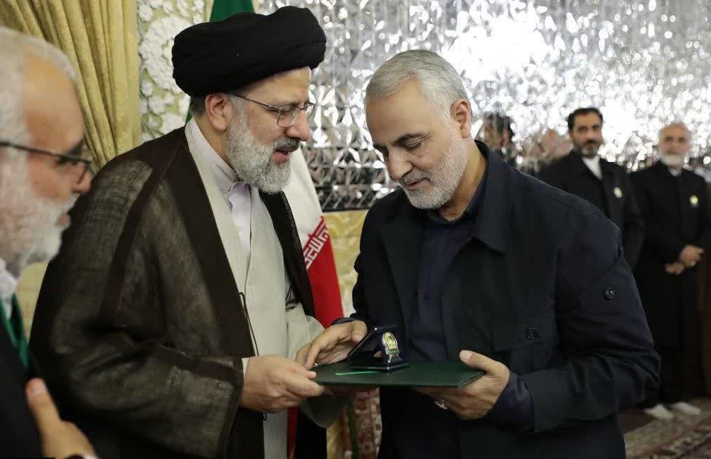 سردار سلیمانی خادم امام رضا (ع) شد+تصاویر