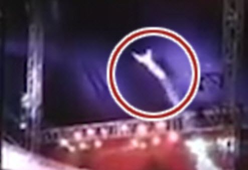 لحظه وحشتناک پرت شدن بازیگر سیرک به داخل تماشاچیان! +فیلم
