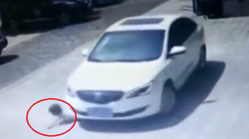 لحظه وحشتناک زیرگرفتن دختربچه+فیلم