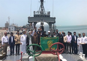 اهتزاز پرچم رضوی بر عرشه ناو شهیدنقدی در کنارک