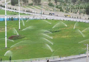 اجرای آبیاری قطره ای در پروژه های فضای سبز شهری قم