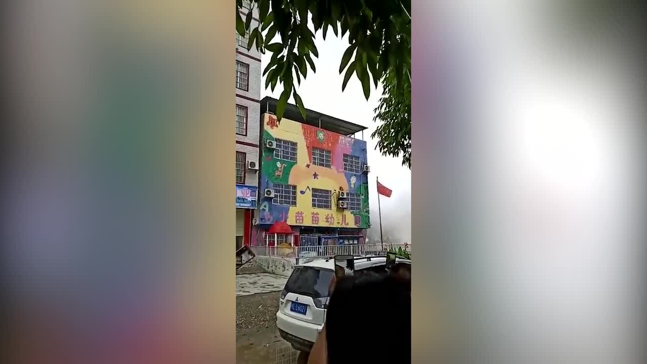 لحظه وحشتناک ریزش پیاپی 20 ساختمان + فیلم//
