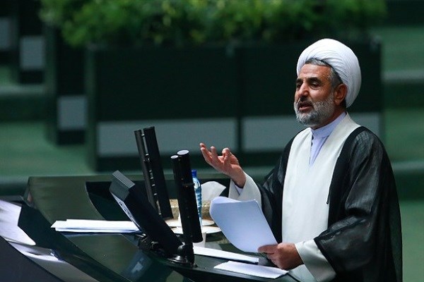 روحانی با مردم نیست/ بهتر است مسئولان با مردم روی زمین راه بروند/برخی می&zwnj;گویند طومارهای مجلس قیمت ارز و سکه را بالا برد!