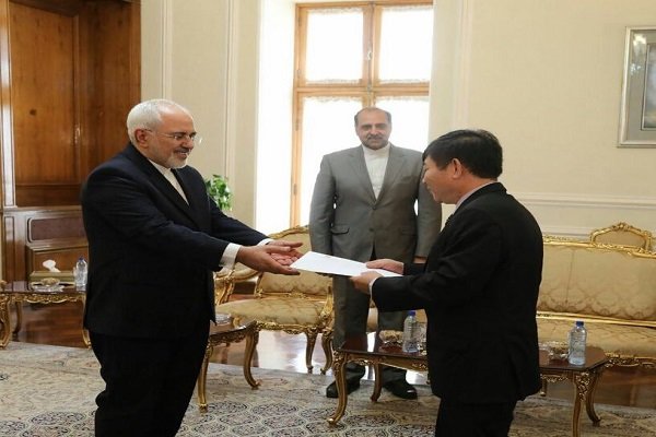 سفیر جدید ویتنام در تهران رونوشت استوارنامه خود را تقدیم وزیر امور خارجه کشورمان کرد