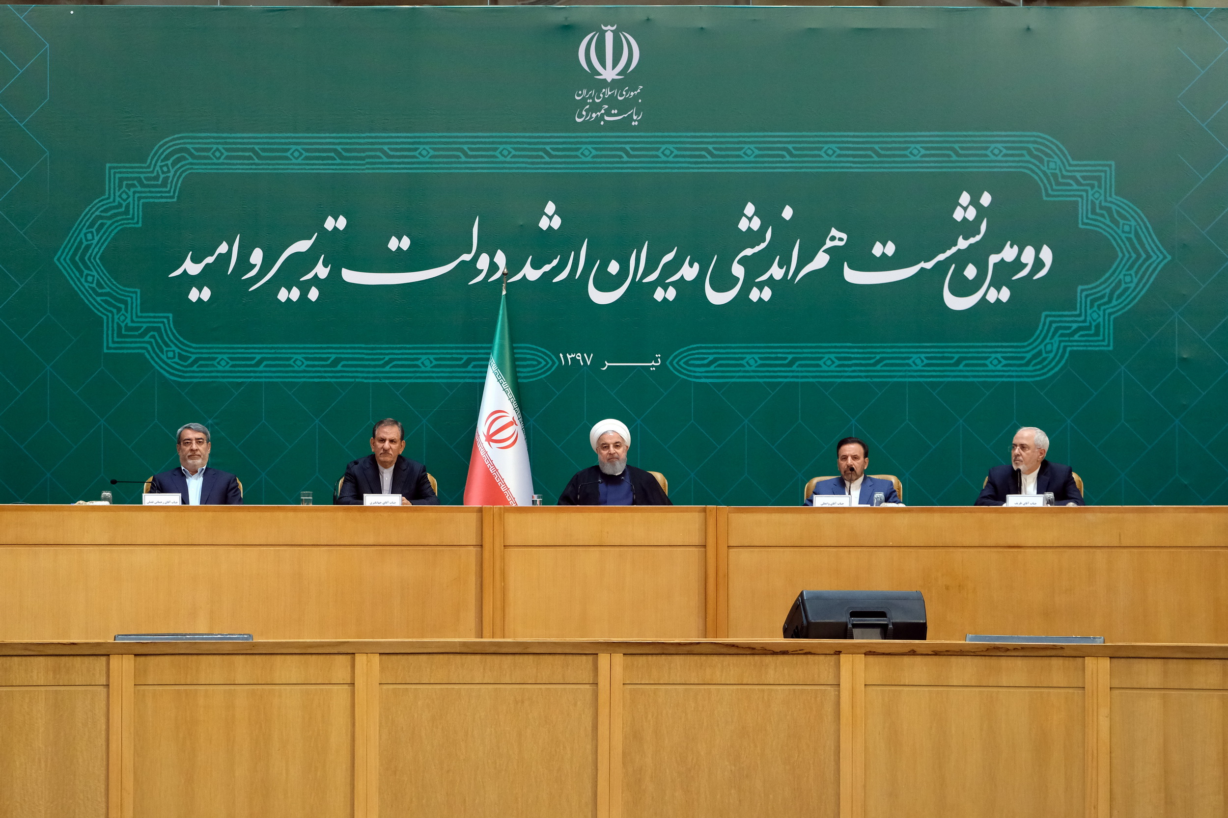 سختی را تحمل می&zwnj;کنیم اما استقلالمان را معامله نمی&zwnj;کنیم/همه باید برای اشتغال به میدان بیایند