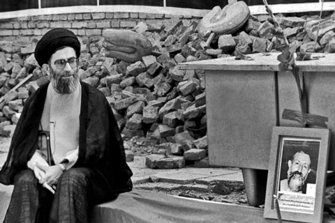 نماهنگ بیانات رهبر انقلاب درباره حادثه هفتم تیر/ تصادف مرگبار مرسدنس بنز با موتور/ وقوع سیل شدید در چین/ لباس های عجیب هواداران فوتبالی + فیلم
