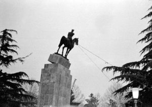 چه کسی مجسمه شاه را پایین کشید؟+&zwnj; عکس