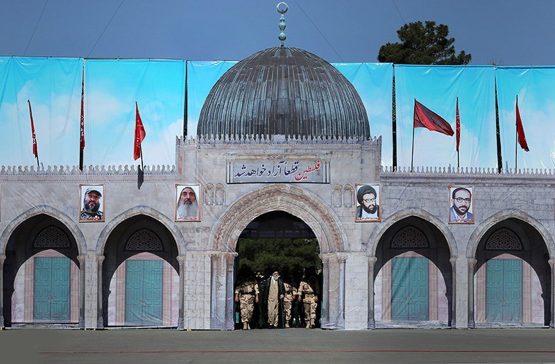 رهبر انقلاب از مسجدالاقصی وارد دانشگاه امام حسین (ع) شدند