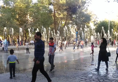 شادی و بازی بچه‌ها در گرمای طاقت‌فرسای یزد + فیلم