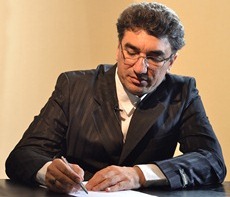 روحانی با احدی در کابینه دولت رو دروایسی ندارد!/ممکن است رییس جمهور هزینه تغییرات را مجلس تقسیم کند