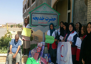 جوانان نوعدوست عضو هلال احمر، شادی‌هایشان را با کودکان زیر پوشش بهزیستی تقسیم کردند