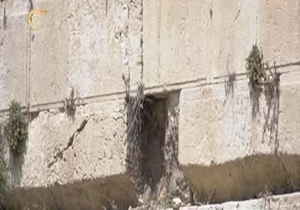 سقوط یک سنگ از دیوار مسجدالاقصی بر اثر پروژه‌های سری صهیونیست‌ها + فیلم