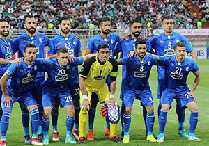 دیدار حساس 2 تیم ذوب‌آهن و استقلال تهران در ورزشگاه فولادشهر