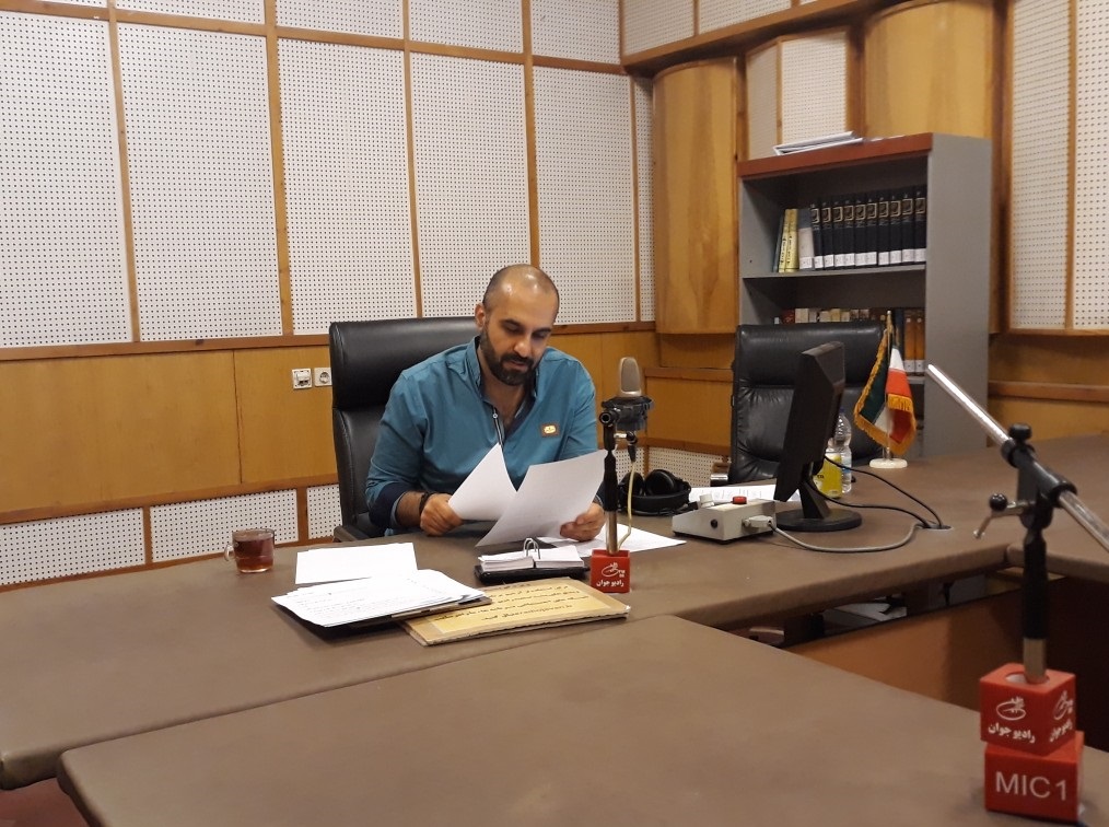 گزارشی از یک عصرانه رادیویی روی &laquo;خط آزاد&raquo; / نیما رئیسی: من گویندگی را بازی می&zwnj;کنم
