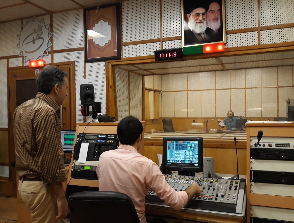 گزارشی از یک عصرانه رادیویی روی &laquo;خط آزاد&raquo; / نیما رئیسی: من گویندگی را بازی می&zwnj;کنم