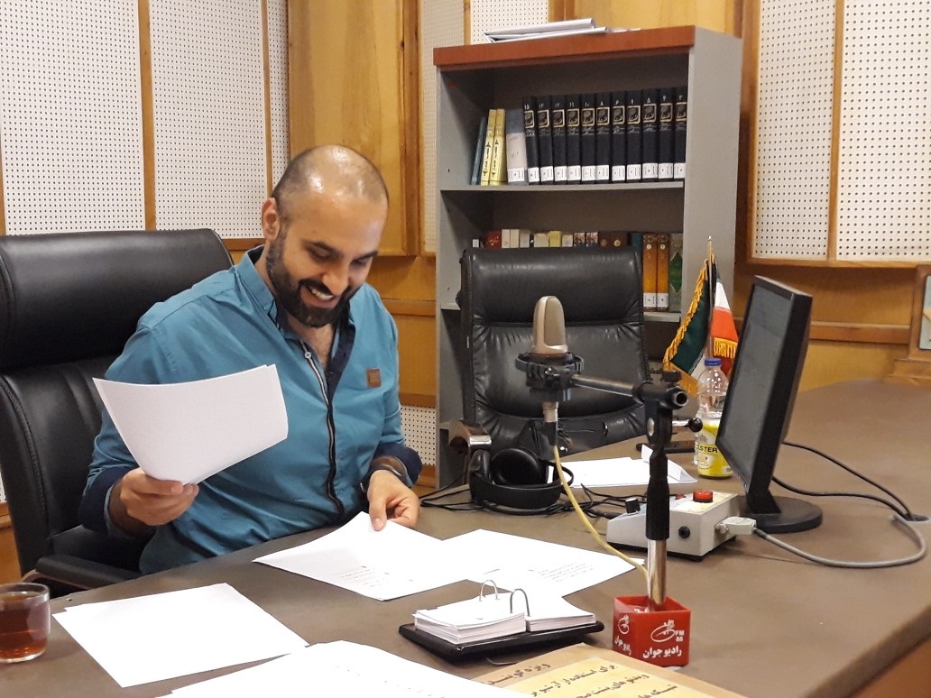 گزارشی از یک عصرانه رادیویی روی &laquo;خط آزاد&raquo; / نیما رئیسی: من گویندگی را بازی می&zwnj;کنم