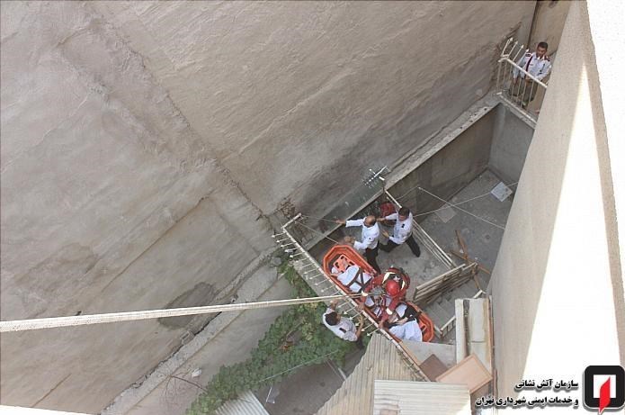 نجات معجزه آسای زن جوان بعد از سقوط از طبقه دوم منزل مسکونی + تصاویر