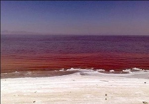 آب دریاچه ارومیه تا آبان‌ماه سرخ می ماند
