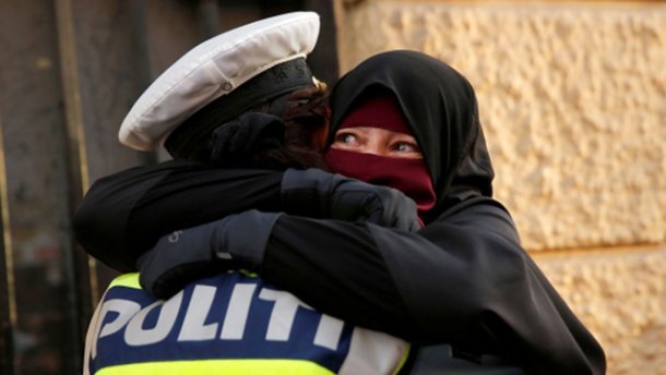 لحظه در آغوش کشیدن پلیس و زن محجبه احساسات کاربران را برانگیخت