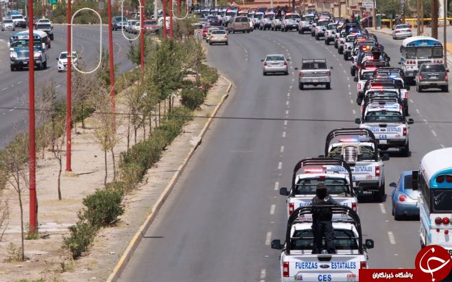 تصاویر روز: از مقابله پلیس آمریکا با تظاهرکنندگان تا سقوط دو خودرو در چاله&zwnj;ای در خیابان&zwnj;های چین
