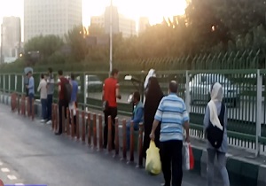 مشکلات مسافران بعد از خروج از ایستگاه مترو مصلی + فیلم